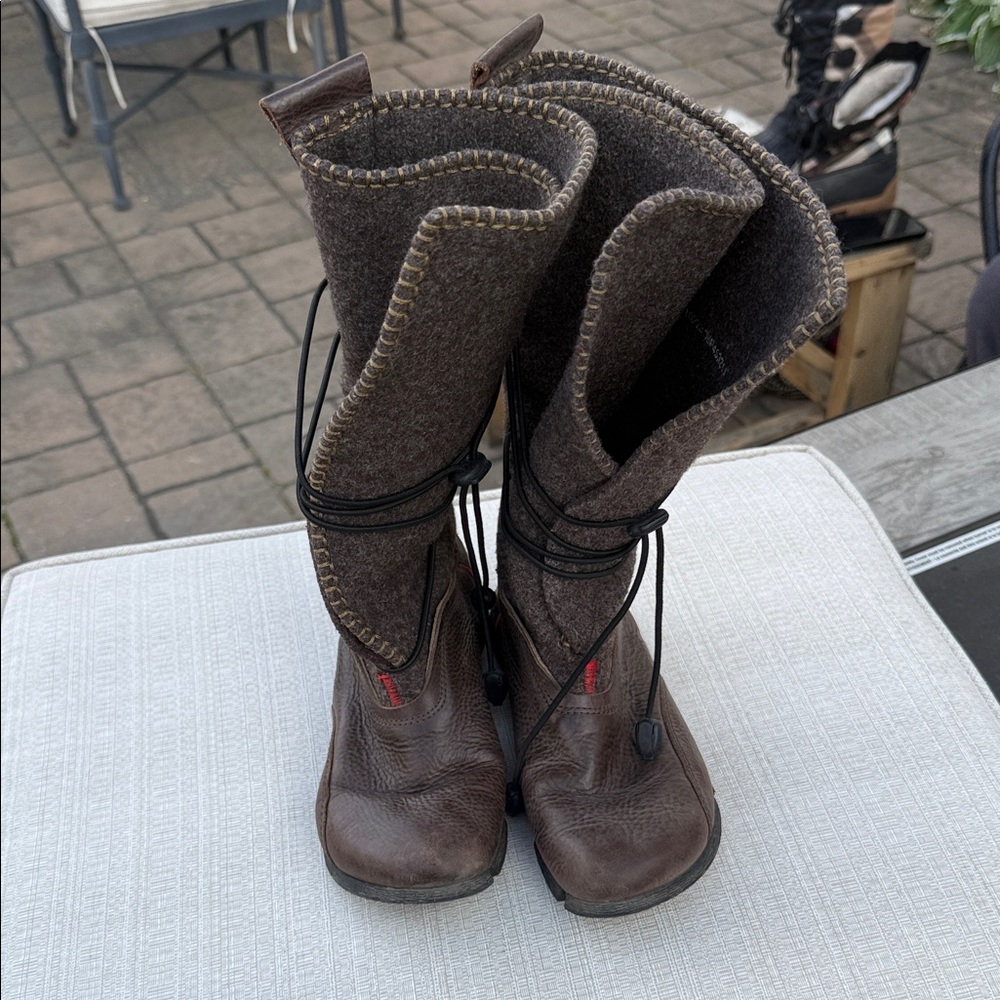 Ecco Dark Brown Lace-Up Boots